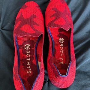 EUC Lounge loafer in red camouflage.
